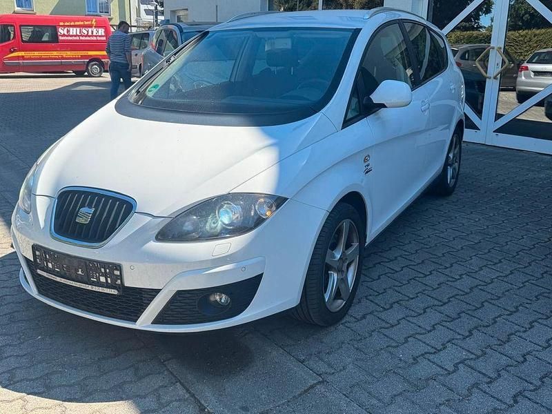 Weiß Gebraucht 2011 Seat Altea XL Stylance Van / Kleinbus | 4.690 € (Guter Preis) - Bild 1/4