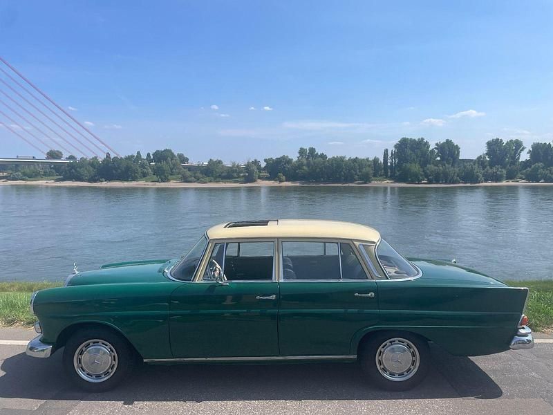 Grün Gebraucht 1967 Mercedes 200 Limousine | 14.500 € - Bild 1/4
