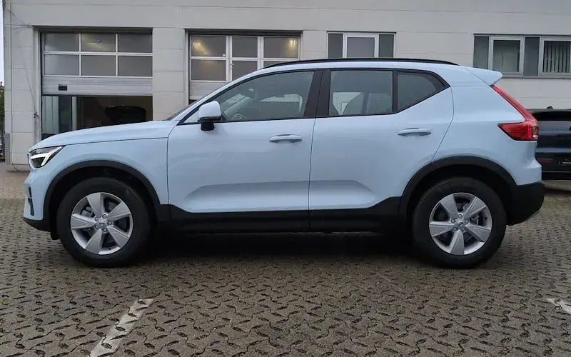 Neu Volvo XC40 163 PS (119 kW) 2025 Blau SUV