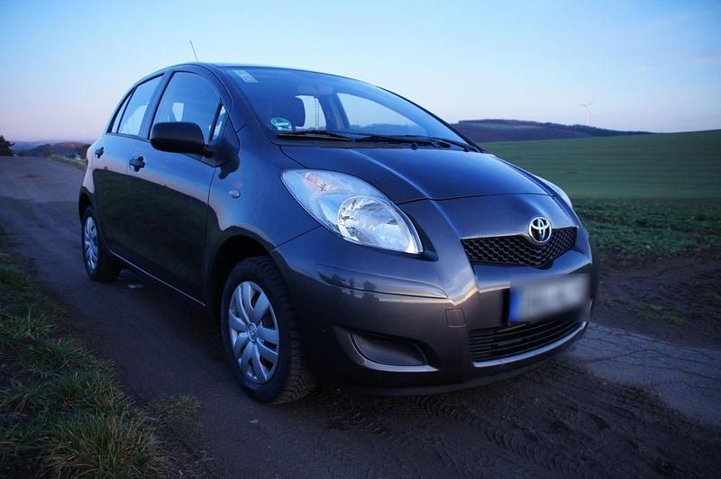 Gebraucht Toyota Yaris 69 PS (50 kW) 2009 Grau Kleinwagen