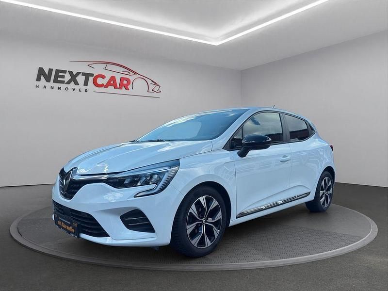 Weiß Gebraucht 2023 Renault Clio V Evolution Limousine | 12.599 € (Guter Preis) - Bild 1/4