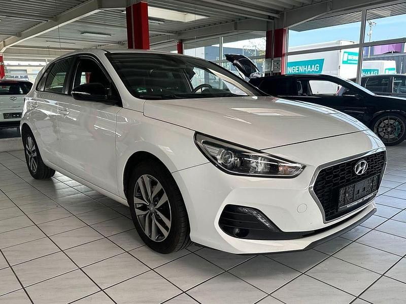 Gebraucht Hyundai i30 Passion 99 PS (72 kW) 2018 Weiß Limousine