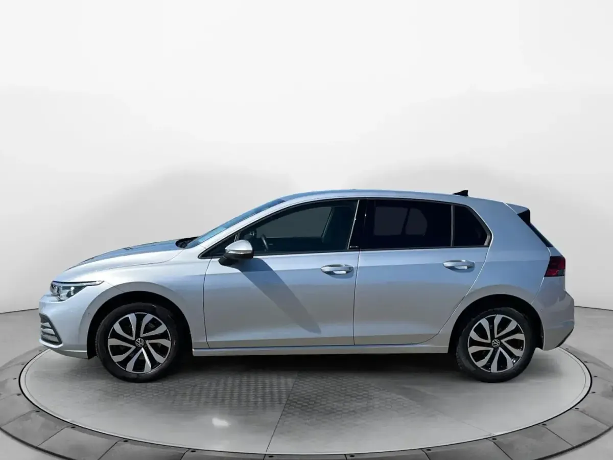 Gebraucht VW Golf VIII Active 150 PS (110 kW) 2023 Reflexsilber metallic Limousine