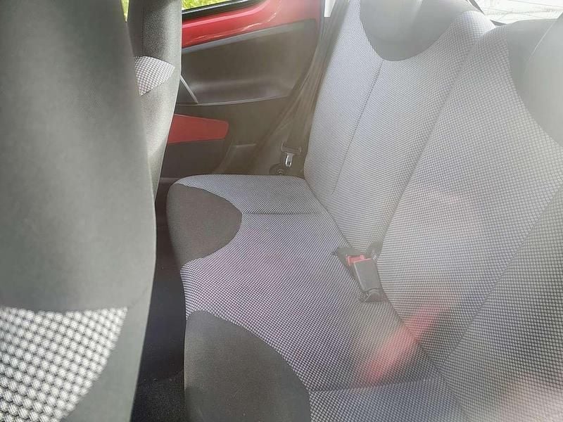 Gebraucht Toyota Aygo 68 PS (50 kW) 2012 Rot Kleinwagen