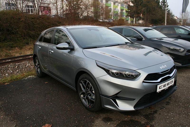 Neu Kia Ceed Style 140 PS (102 kW) 2025 Lunarsilber metallic Kleinwagen