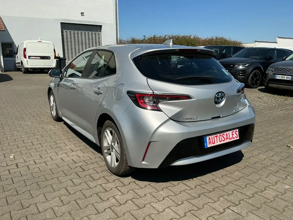 Używany Toyota Corolla 98 KM (72 kW) 2021 Srebrny Sedan/Limuzyna