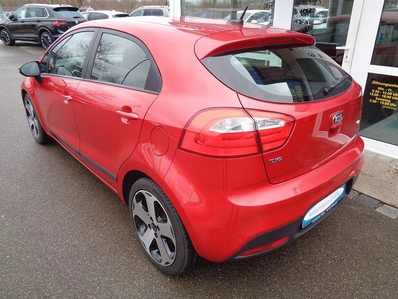 Gebraucht Kia Rio Spirit 109 PS (80 kW) 2013 Rot Limousine