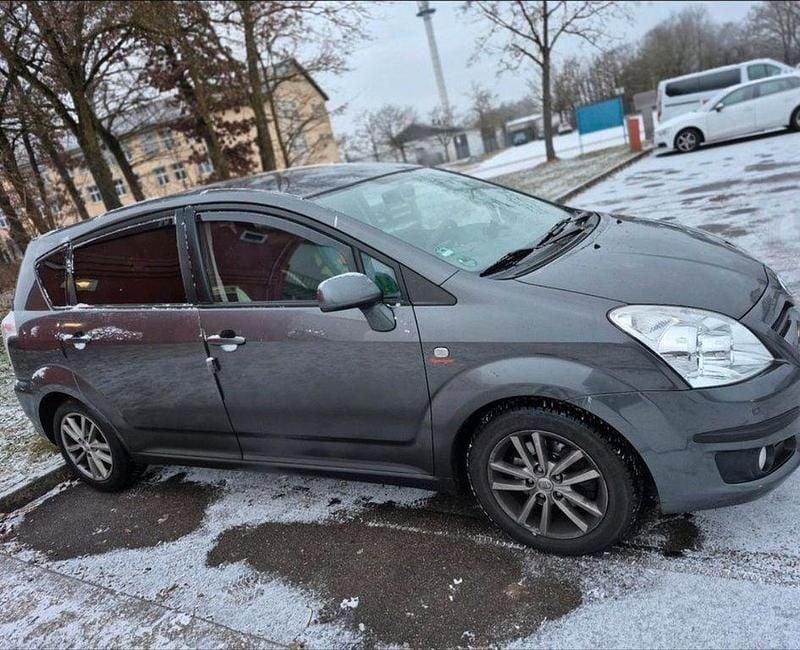Grau Gebraucht 2009 Toyota Corolla Verso Van / Kleinbus | 3.000 € (Guter Preis) - Bild 1/4