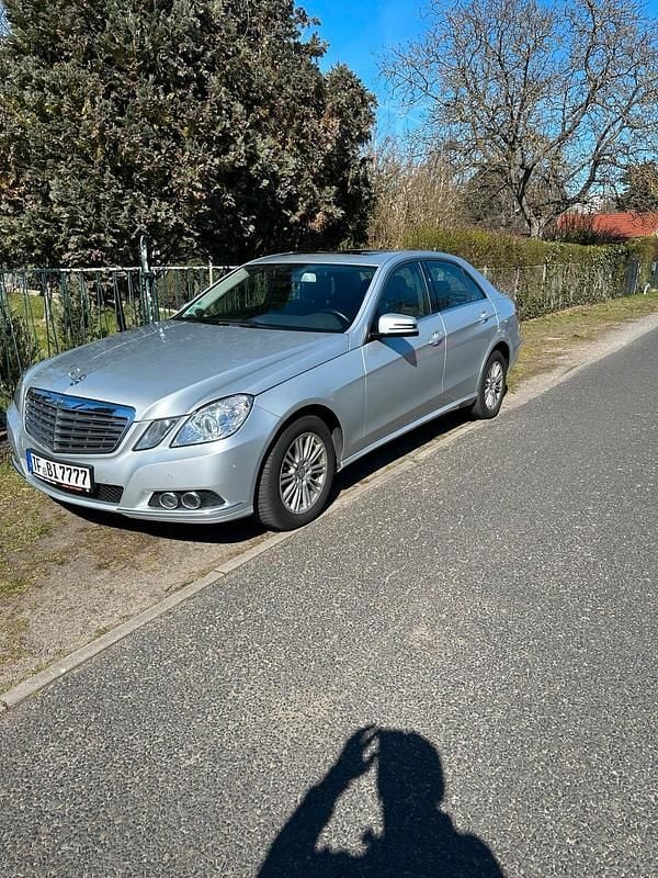 Silber Gebraucht 2009 Mercedes E200 Limousine | 11.000 € (Guter Preis) - Bild 1/4