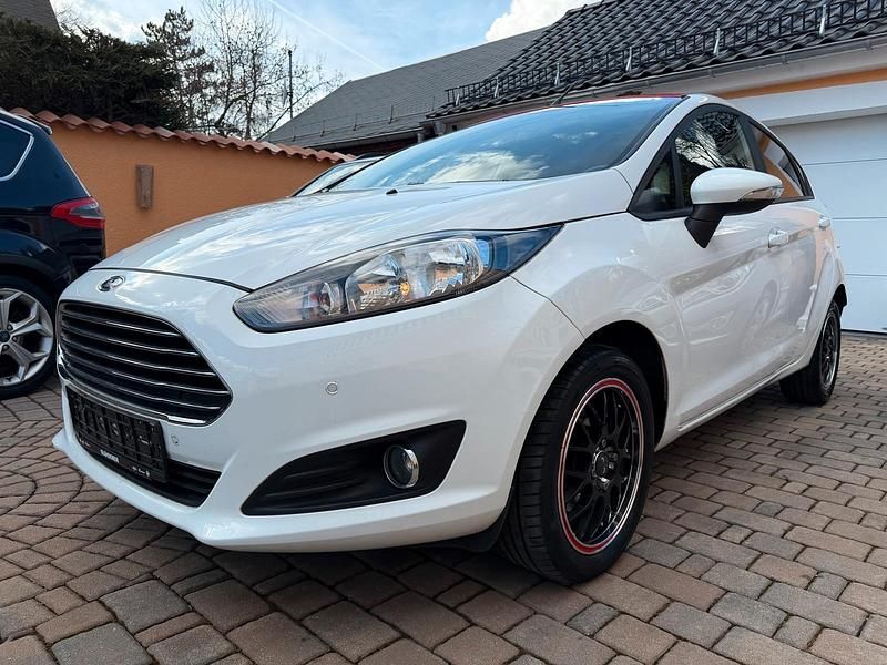 Gebraucht Ford Fiesta 101 PS (74 kW) 2014 Weiß Kleinwagen