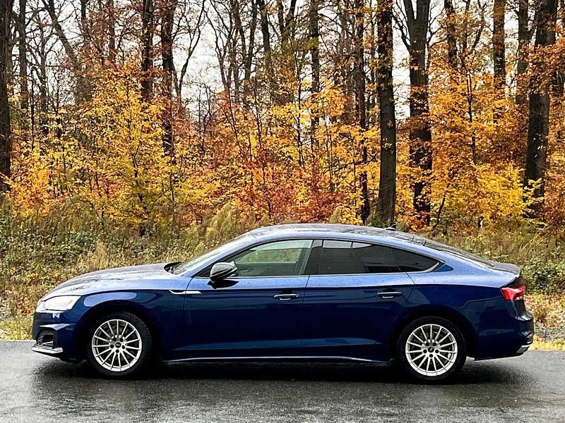Blau Gebraucht 2022 Audi A5 Sportback Kleinwagen | 31.490 € (Guter Preis) - Bild 1/4