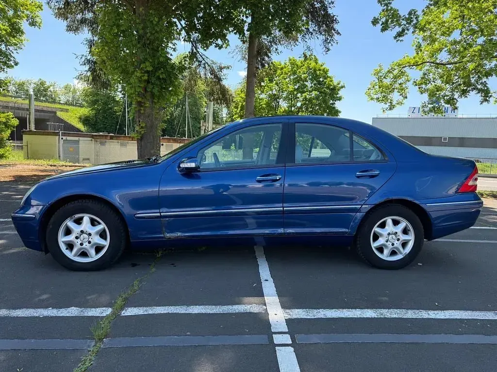 Gebraucht Mercedes C200 163 PS (119 kW) 2002 Blau Limousine