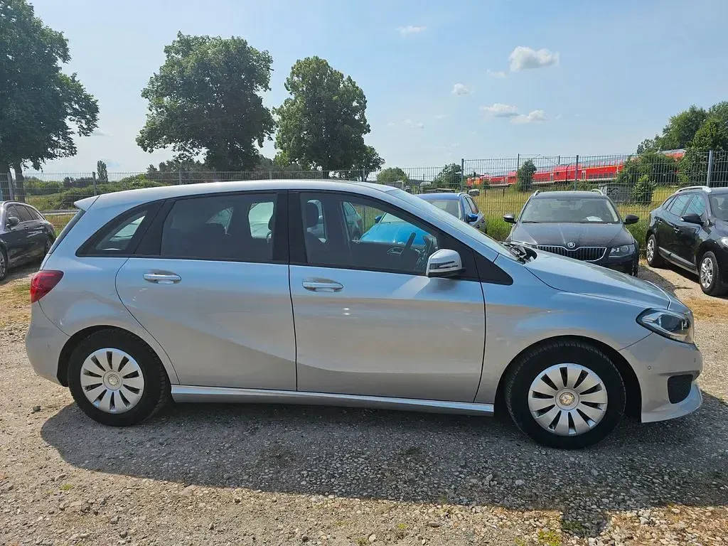 Gebraucht Mercedes B180 122 PS (89 kW) 2015 Silber Kleinwagen