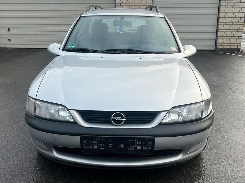 Grau Gebraucht 1999 Opel Vectra Kombi | 699 € (Superpreis) - Bild 1/4