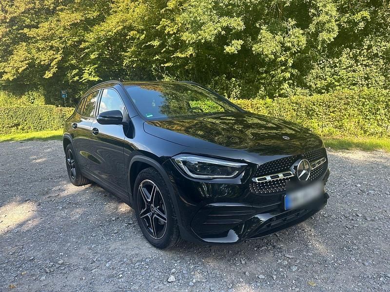 Schwarz Gebraucht 2021 Mercedes GLA200 AMG line SUV | 33.700 € (Fairer Preis) - Bild 1/4
