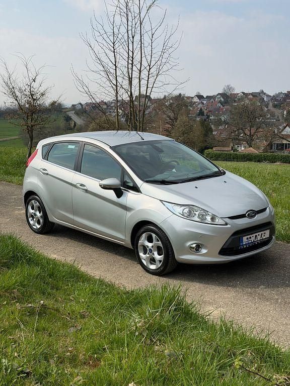 Gebraucht Ford Fiesta Titanium 97 PS (71 kW) 2011 Silber Kleinwagen