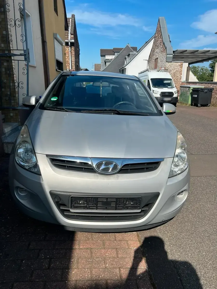 Gebraucht Hyundai i20 77 PS (56 kW) 2013 Silber Kleinwagen