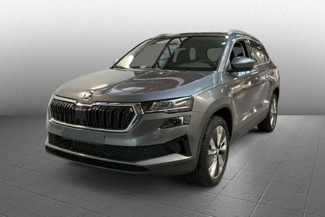Grau (graphitegrau metallic) Gebraucht 2024 Skoda Karoq Selection SUV | 29.890 € (Guter Preis) - Bild 1/4