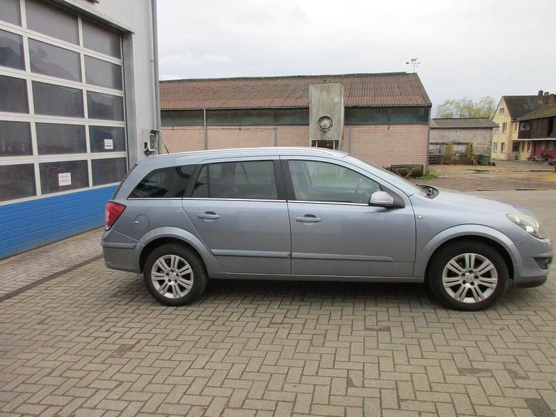 Gebraucht Opel Astra Innovation 115 PS (84 kW) 2009 Silber Kombi