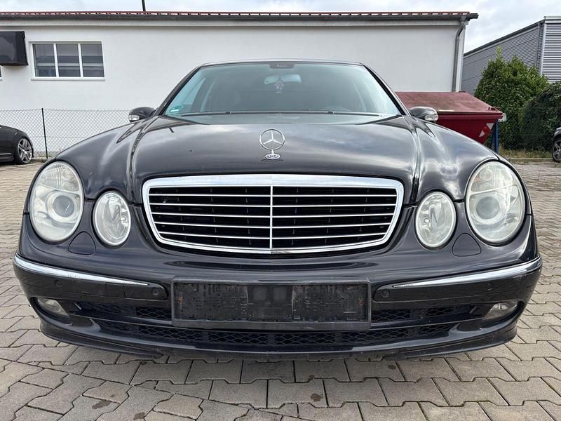 Schwarz Gebraucht 2005 Mercedes E320 Avantgarde Limousine | 3.999 € (Guter Preis) - Bild 1/4