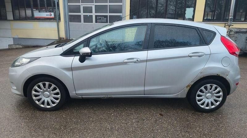 Gebraucht Ford Fiesta Trend 90 PS (66 kW) 2010 Silber Kleinwagen