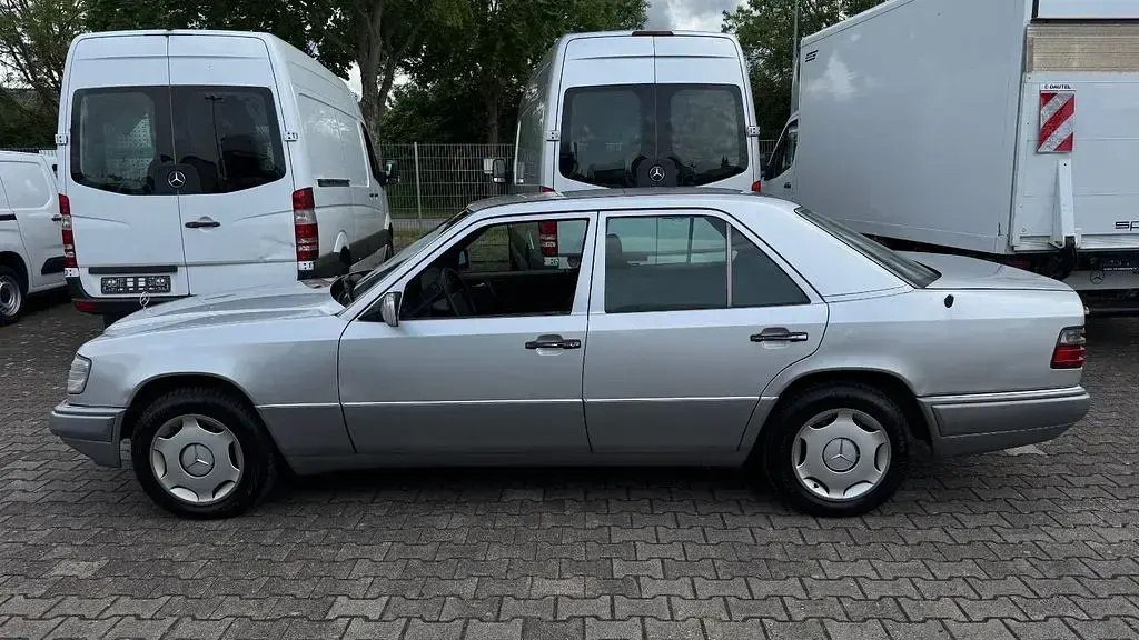 Brugt Mercedes E250 113 HK (83 kW) 1993 Sølv Sedan