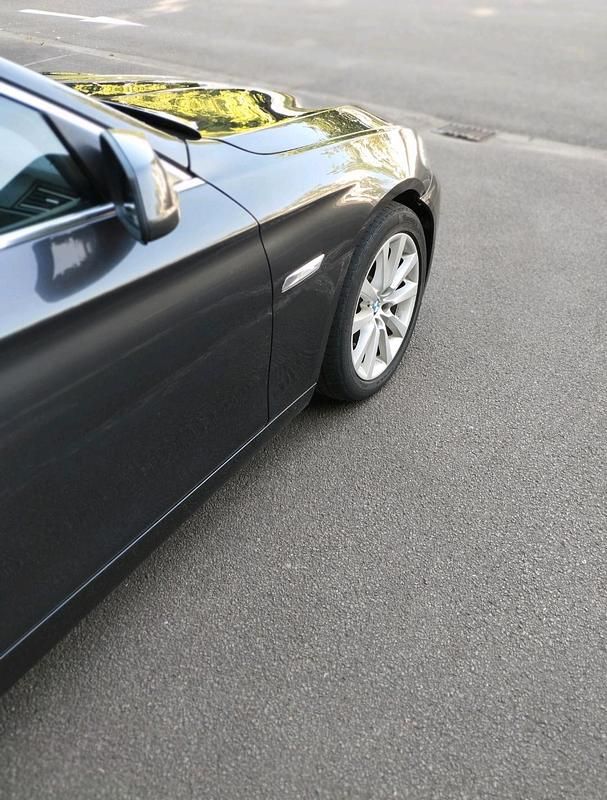 Grau Gebraucht 2010 BMW 523 Limousine | 6.900 € (Superpreis) - Bild 1/4