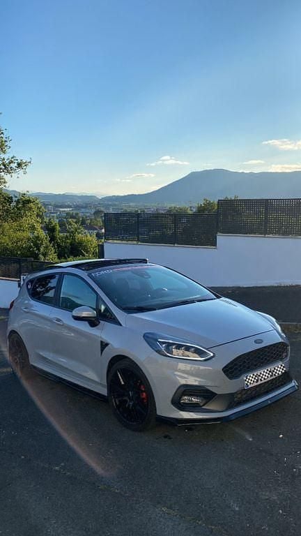 Silber Gebraucht 2018 Ford Fiesta ST Kleinwagen | 21.500 € - Bild 1/4