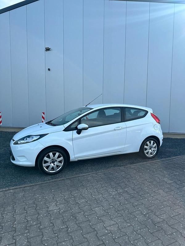 Gebraucht Ford Fiesta Trend 80 PS (58 kW) 2010 Weiß Kleinwagen