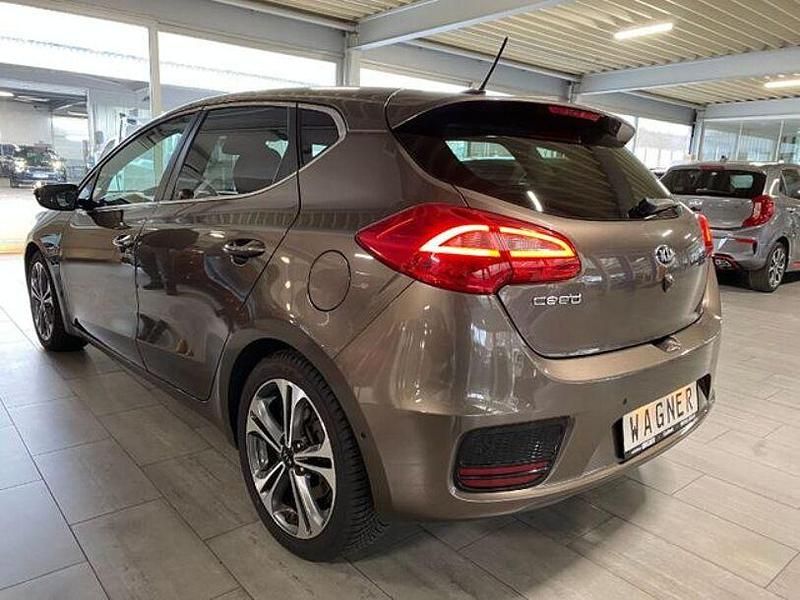 Gebraucht Kia Ceed Spirit 135 PS (99 kW) 2016 Braun Kleinwagen