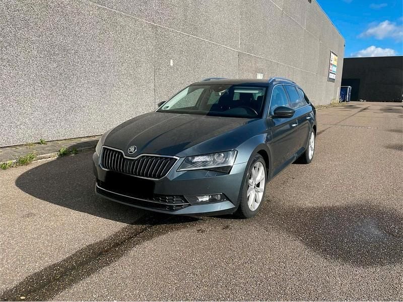 Grau Gebraucht 2019 Skoda Superb Kombi | 16.500 € (Superpreis) - Bild 1/4