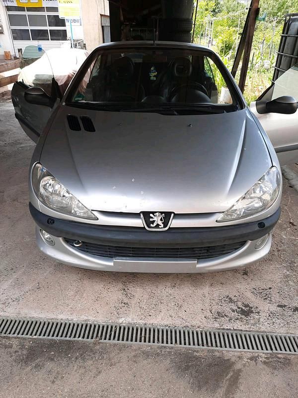 Silber Gebraucht 2001 Peugeot 206 CC Cabrio | 1.899 € (Etwas zu teuer) - Bild 1/4