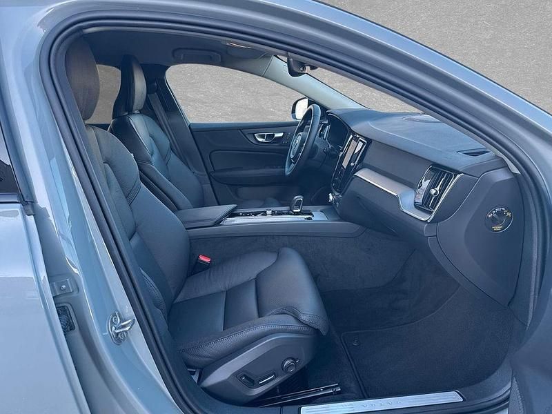 Gebraucht Volvo V60 Plus 197 PS (144 kW) 2025 Grau Kombi