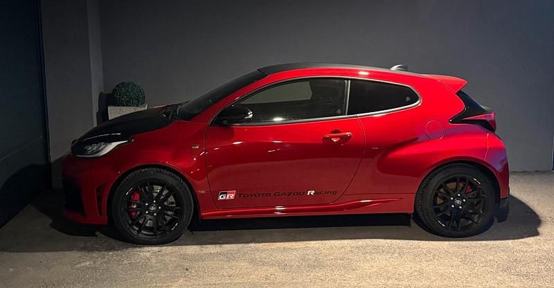 Rot Gebraucht 2024 Toyota Yaris Coupé | 43.900 € (Superpreis) - Bild 1/4