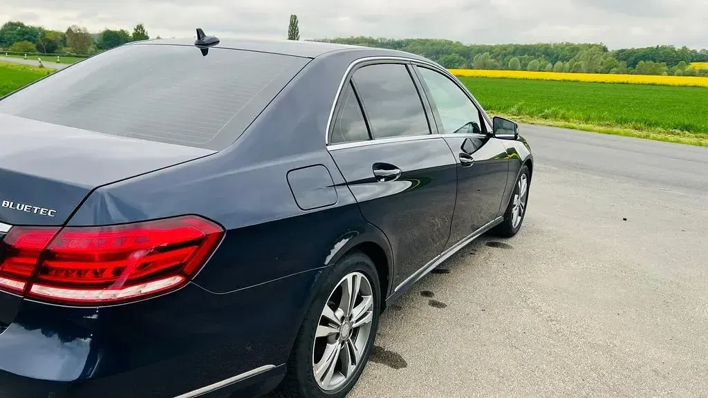 Gebraucht Mercedes E250 Avantgarde 204 PS (150 kW) 2015 Blau Limousine