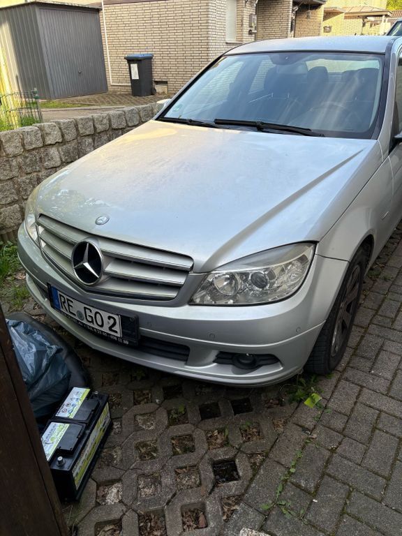 Silber Gebraucht 2009 Mercedes C180 Limousine | 3.900 € (Superpreis) - Bild 1/4
