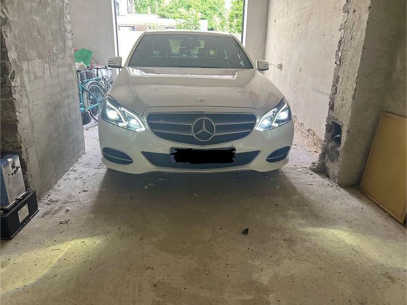 Weiß Gebraucht 2014 Mercedes 220 Limousine | 16.990 € - Bild 1/4