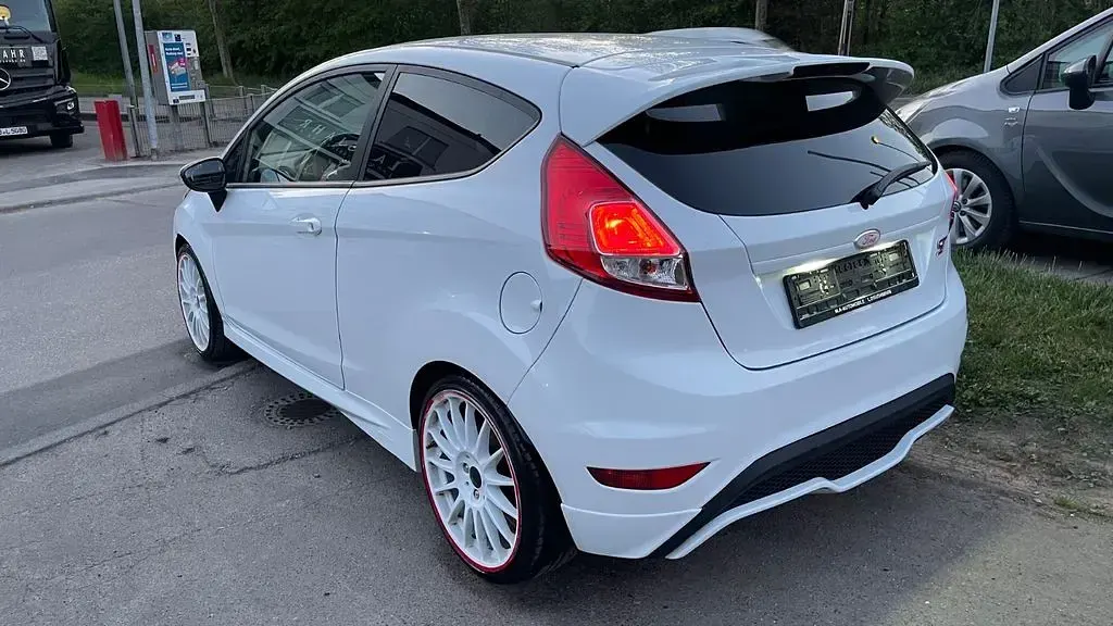 Gebraucht Ford Fiesta ST 182 PS (133 kW) 2015 Weiß Kleinwagen