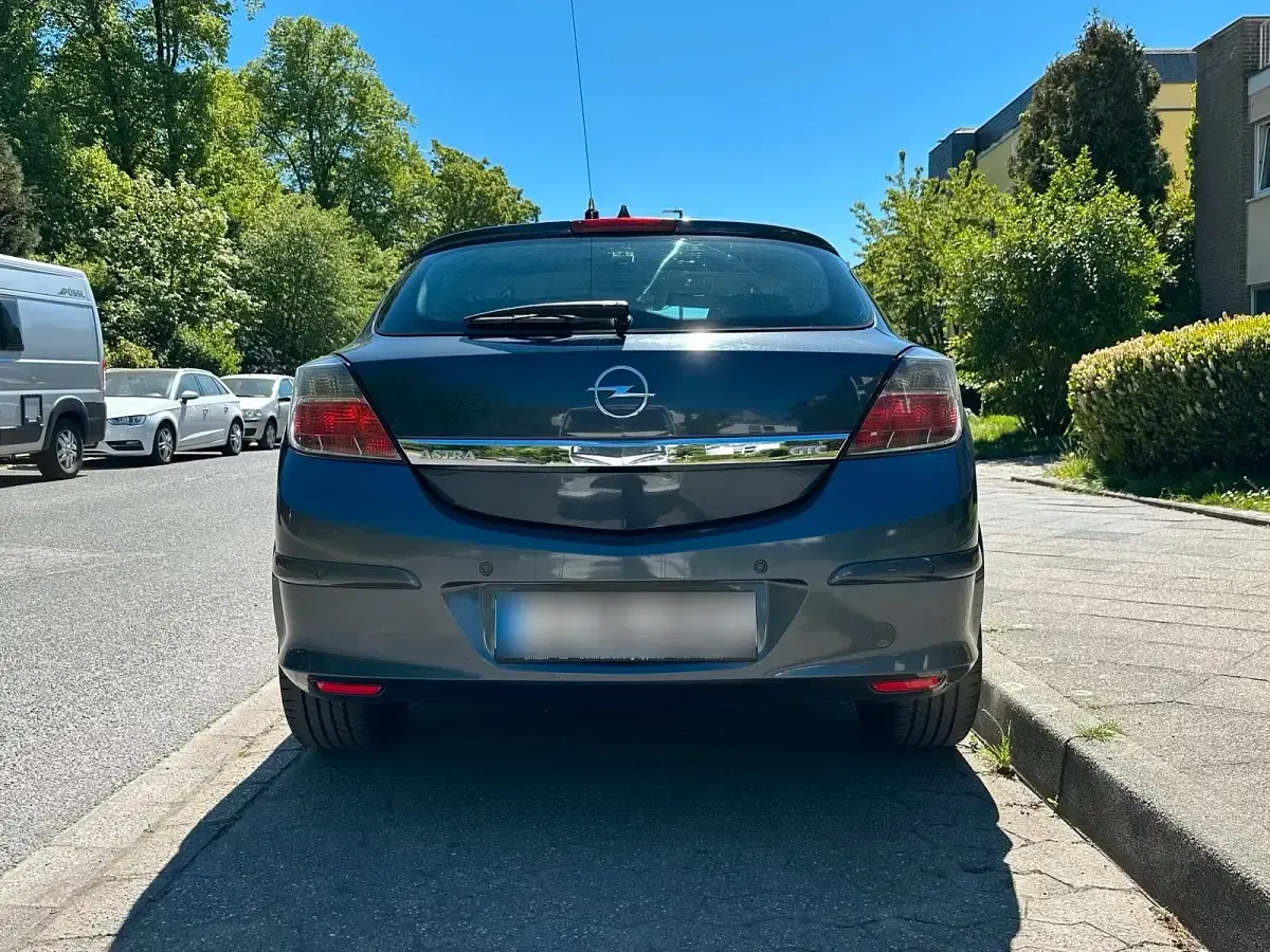 Używany Opel Astra 106 KM (77 kW) 2007 Niebieski Coupe
