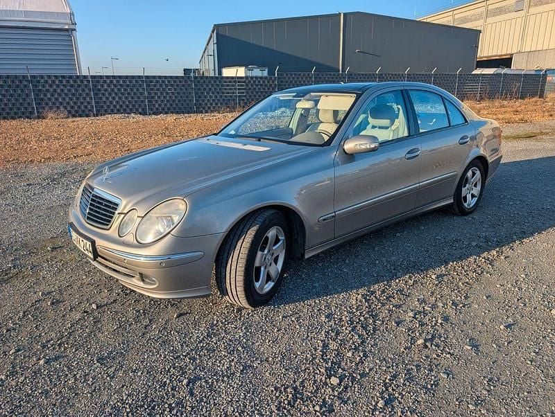 Grau Gebraucht 2006 Mercedes E280 Avantgarde Limousine | 5.000 € (Fairer Preis) - Bild 1/4