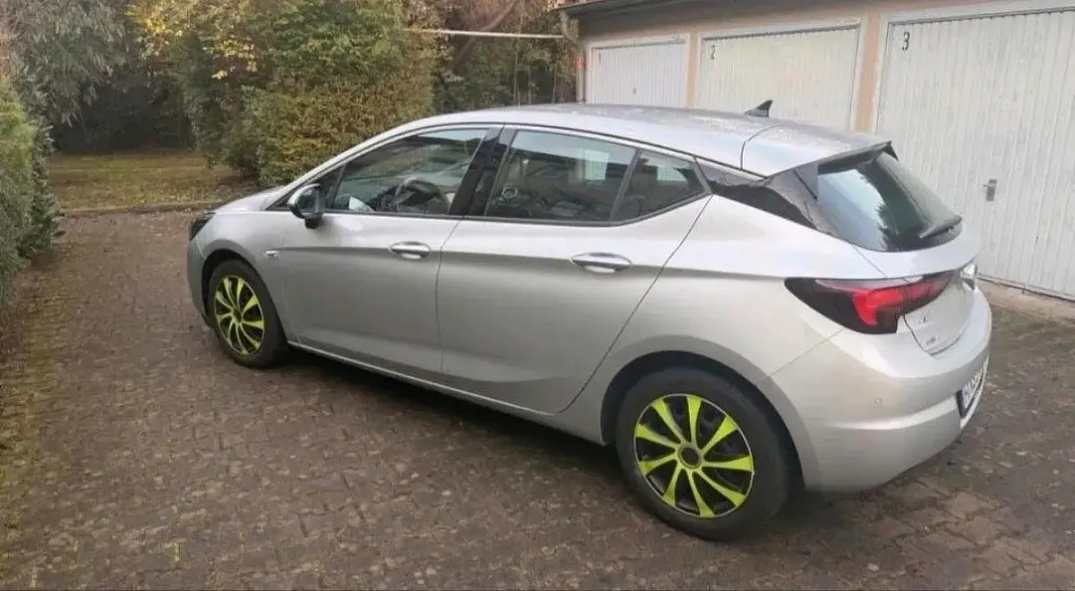 Usado Opel Astra Elegance 105 HP (77 kW) 2020 Prateado Sedan