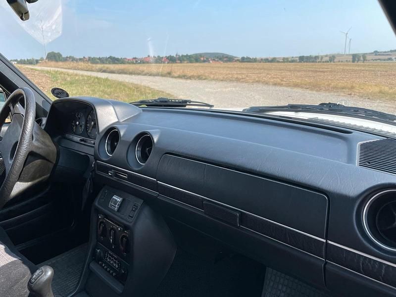 Gebraucht Mercedes 200 60 PS (44 kW) 1981 Weiß Limousine