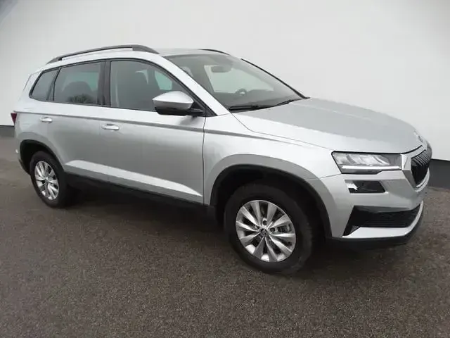 Gebraucht Skoda Karoq Selection 116 PS (85 kW) 2024 Brilliant silber metallic SUV