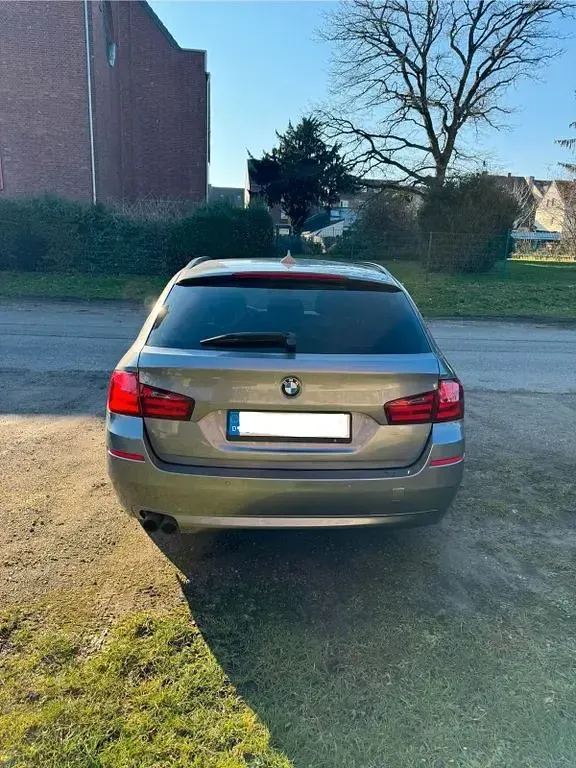 Gebraucht BMW 520 184 PS (135 kW) 2011 Grau Kombi