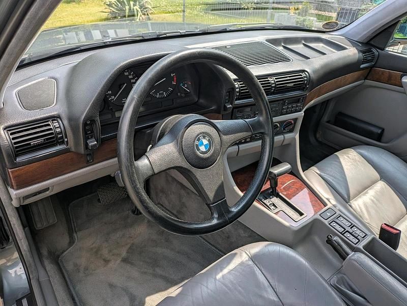 Gebraucht BMW 735 211 PS (155 kW) 1987 Silber Limousine