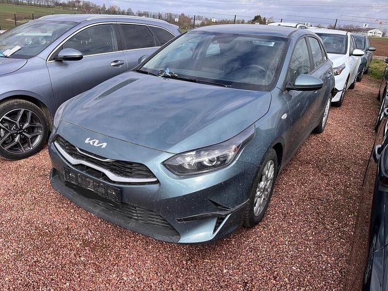 Gebraucht Kia Ceed Play 120 PS (88 kW) 2023 Yucca steel Kleinwagen