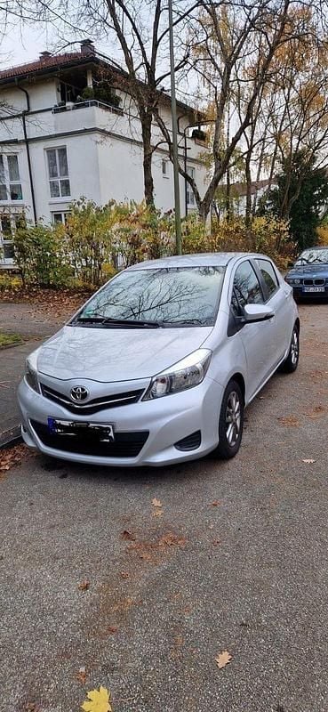 Silber Gebraucht 2014 Toyota Yaris Life Kleinwagen | 5.600 € (Guter Preis) - Bild 1/4