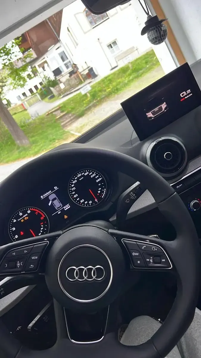 Używany Audi Q2 110 KM (80 kW) 2024 Szary SUV