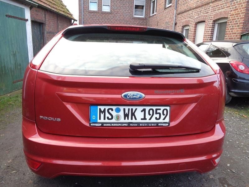 Gebraucht Ford Focus 100 PS (73 kW) 2008 Rot Limousine