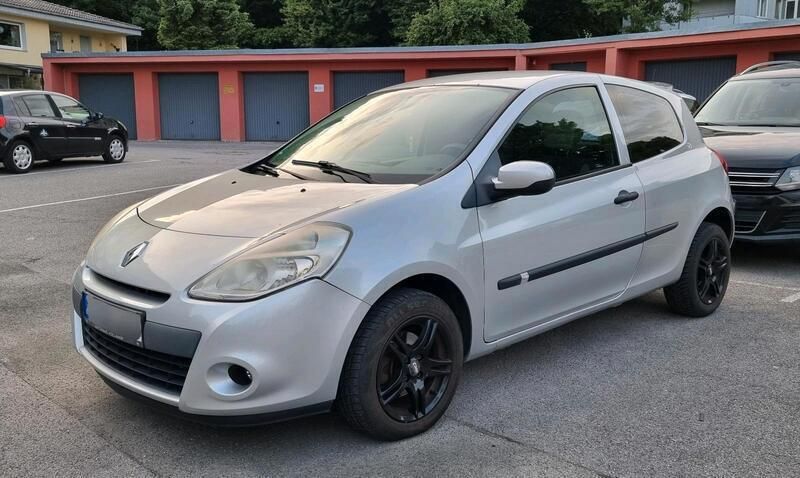 Silber Gebraucht 2011 Renault Clio II Kleinwagen | 1.849 € (Fairer Preis) - Bild 1/4